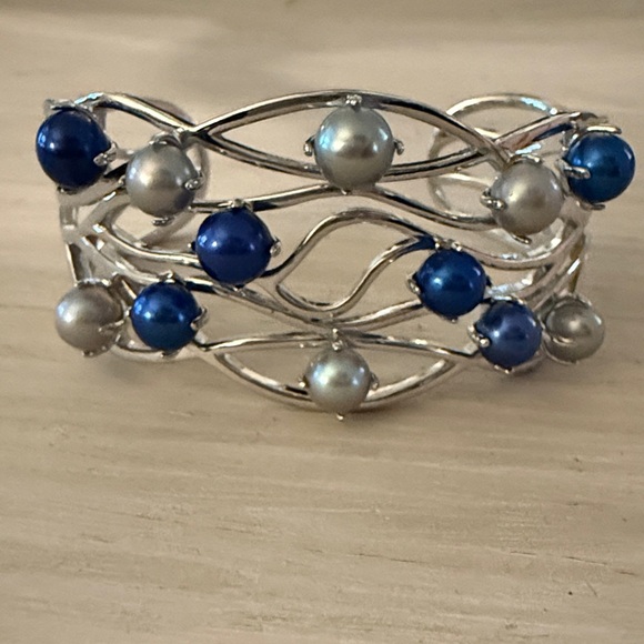 Sophisticated Silver and Blue Beaded Bracelet